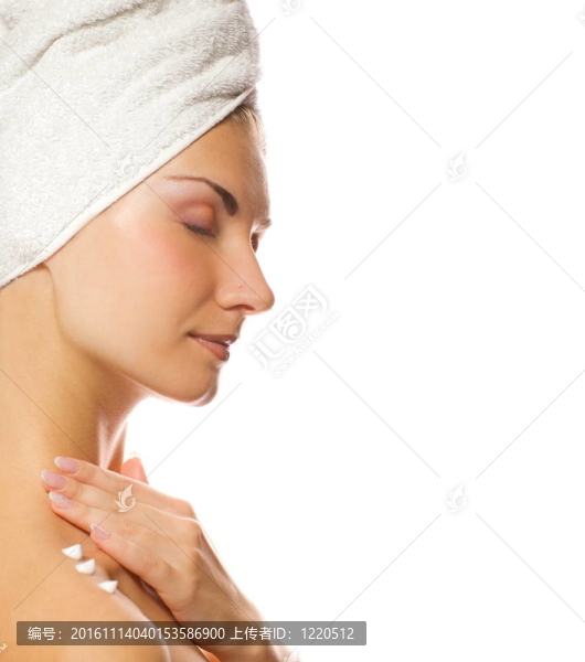 年輕可愛的女士沐浴后使用潤膚霜