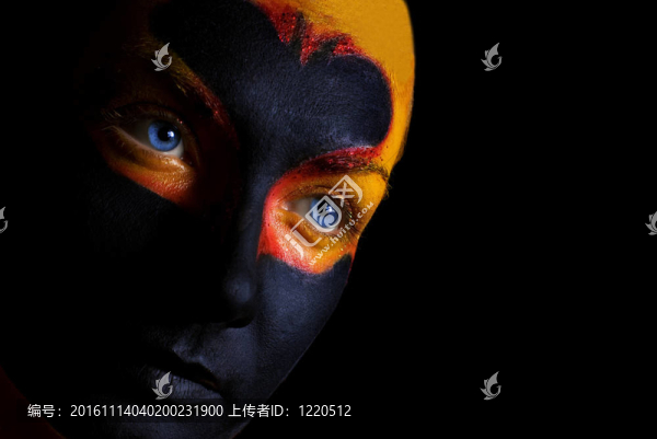 一個神秘女人臉上的藝術(shù)化妝。黑色背景隔離