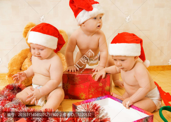 一群可愛的幼兒在圣誕帽包裝禮物