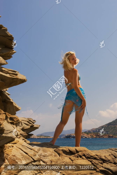 美麗的女孩在海邊放松
