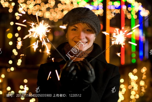 美麗的快樂女孩與圣誕節(jié)煙花抽象模糊