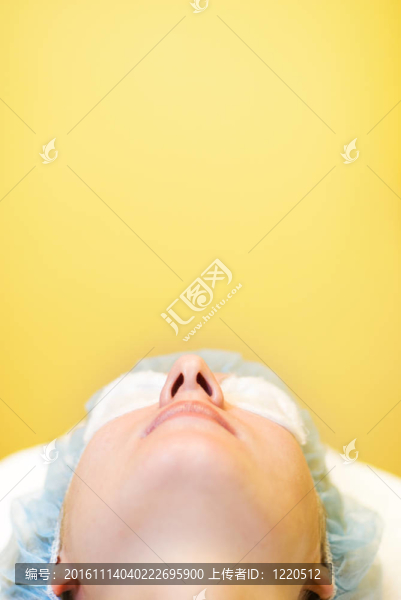 美麗的女孩在水療中心