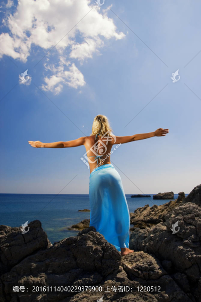 美麗的女孩在海邊放松