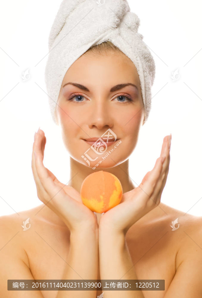 美麗的年輕女子與芳香浴球分離白色背景-匯圖網(wǎng) www.fosd68.com 美麗的年輕女子與芳香浴球分離白色背景