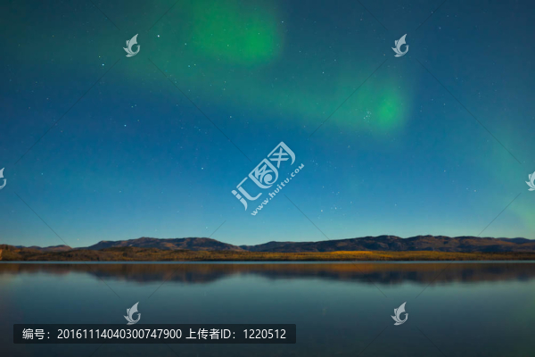 北極光和平靜湖的秋天顏色