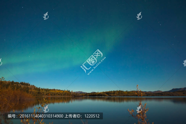 北極光和平靜湖的秋天顏色