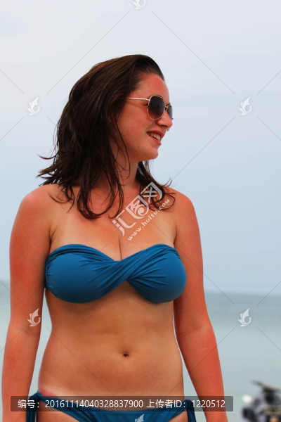 在泰國的海灘上的女人。