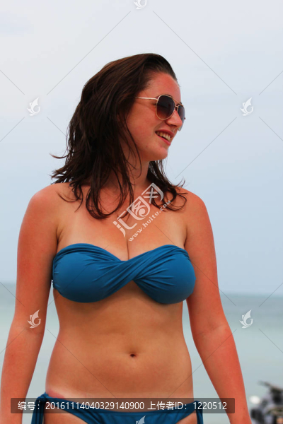 在泰國(guó)的海灘上的女人。