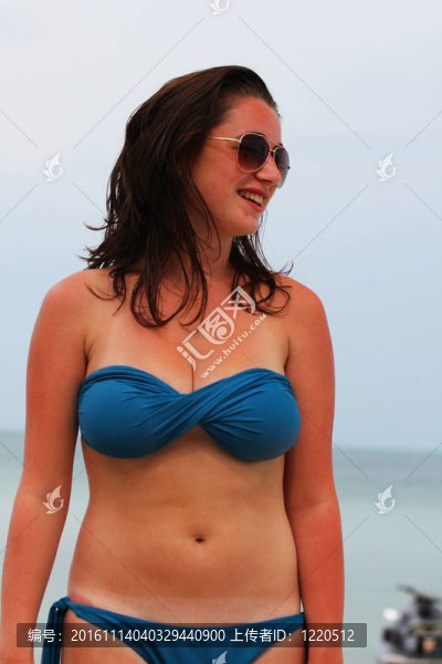 在泰國的海灘上的女人。
