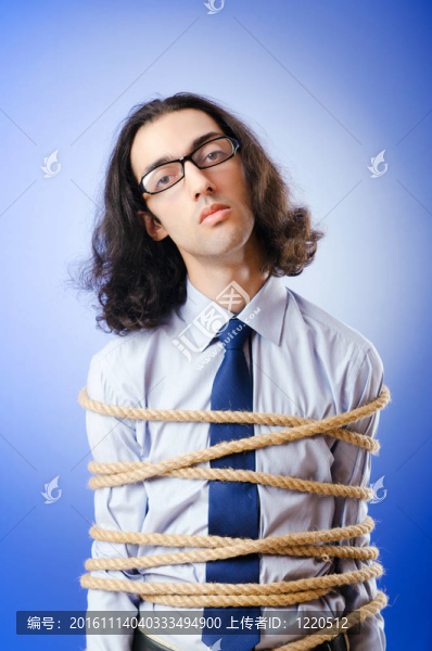 年輕商人用繩子綁著