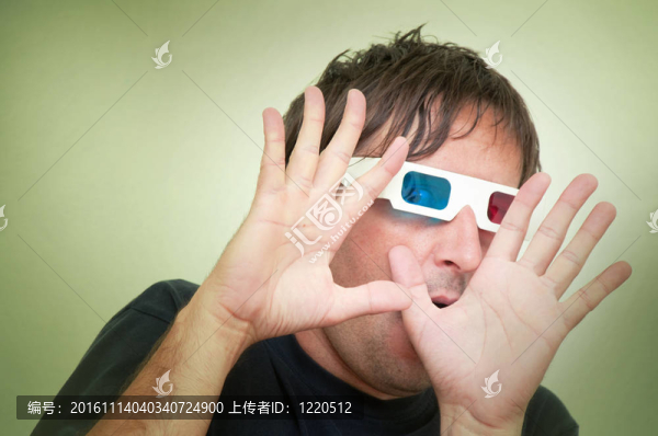 3D眼鏡男子