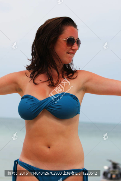 在泰國的海灘上的女人。