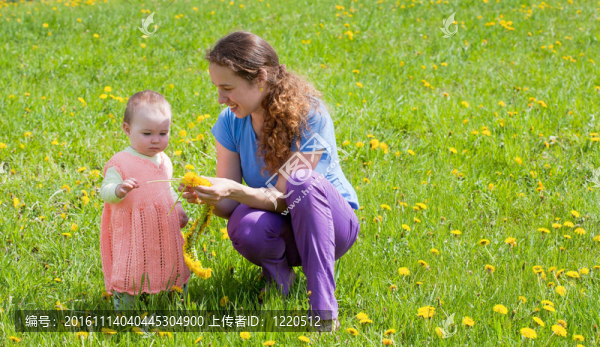 幸福的家庭。媽媽帶著一個小女兒走