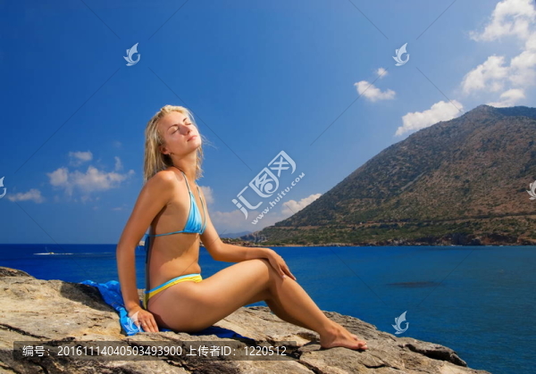 美麗的女孩在海邊放松