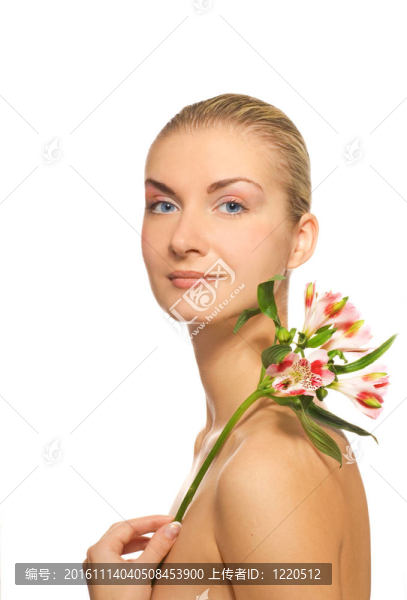 美麗的金發(fā)女孩與新鮮的花朵孤立在白色背景