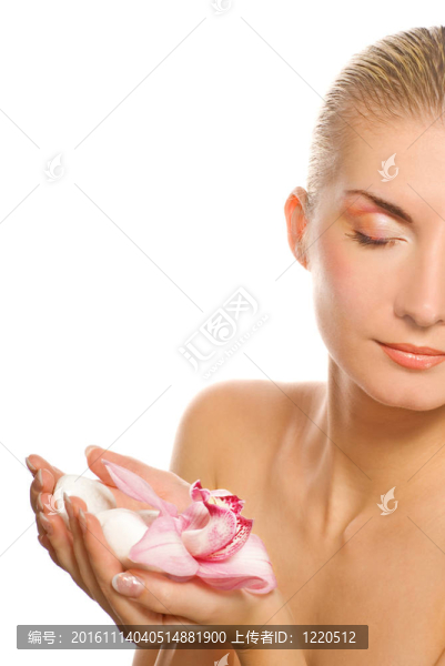 美麗的金發(fā)女孩與蘭花花隔離白色背景