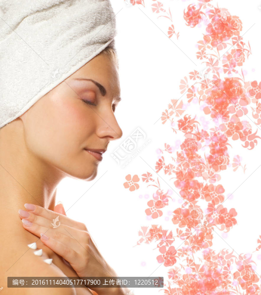 年輕可愛(ài)的女士沐浴后在抽象的花卉背景上涂潤(rùn)膚霜