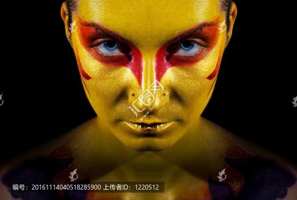 一個神秘女人臉上的藝術(shù)化妝。黑色背景隔離