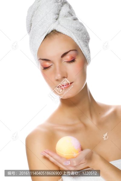 美麗的年輕女子與芳香浴球分離白色背景-匯圖網(wǎng) www.fosd68.com 美麗的年輕女子與芳香浴球分離白色背景