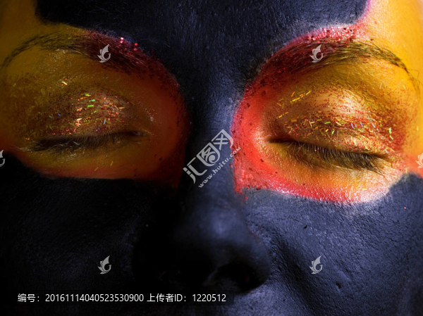 一個(gè)神秘女人臉上的藝術(shù)化妝。黑色背景隔離