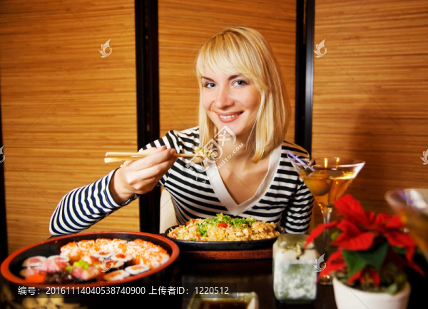 美麗的金發(fā)女孩在日本餐廳