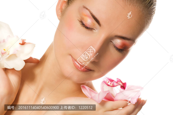 美麗的女孩手里拿著兩朵蘭花