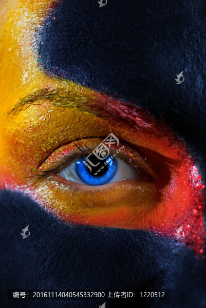 一個神秘女人臉上的藝術(shù)化妝。黑色背景隔離