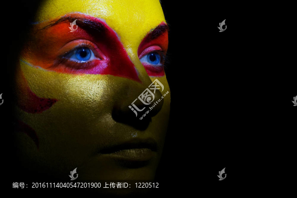 一個(gè)神秘女人臉上的藝術(shù)化妝。黑色背景隔離