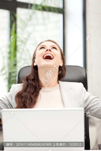 帶著筆記本電腦的快樂女人
