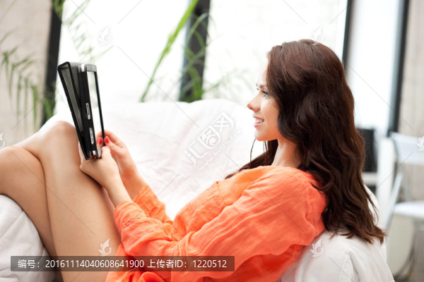 幸福的女人用平板電腦電腦