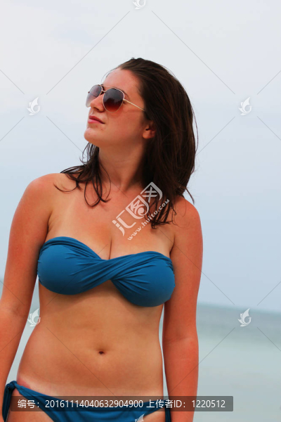 在泰國的海灘上的女人。
