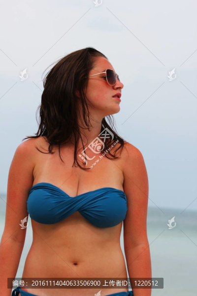 在泰國的海灘上的女人。