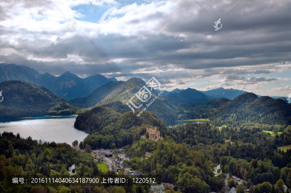Castle,Hohenschwangau與背景中的阿爾卑斯