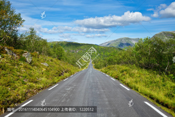 空的山區(qū)公路