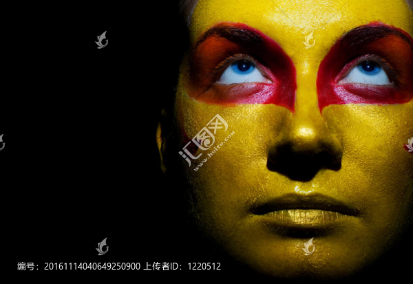 一個神秘女人臉上的藝術化妝。黑色背景隔離