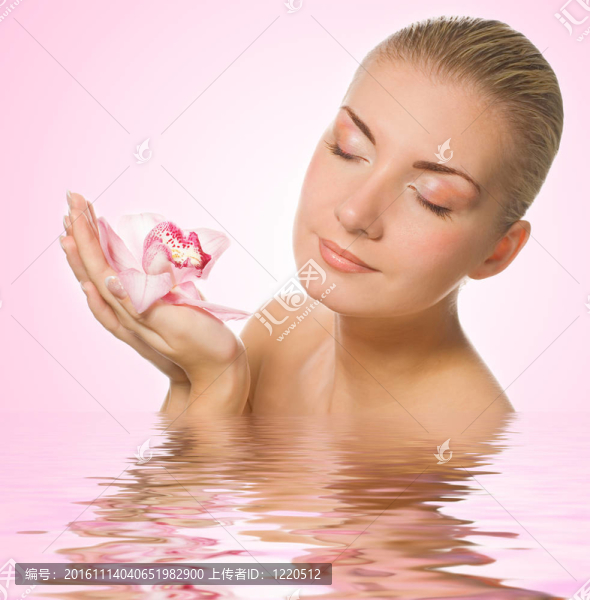 金發(fā)女孩與粉紅色蘭花反映在渲染水