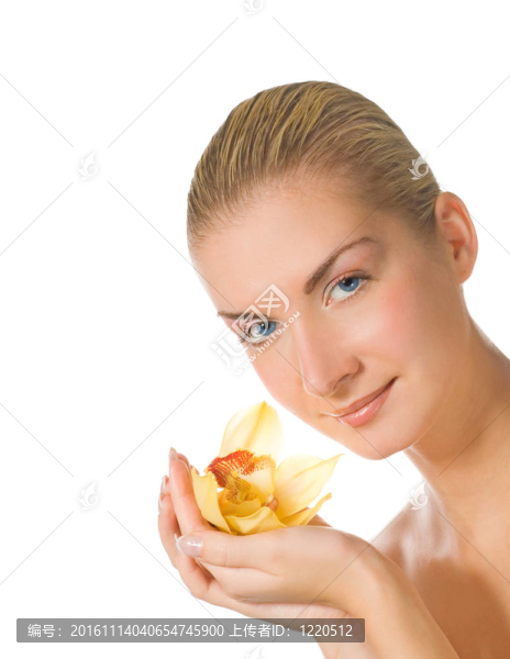 美麗的女孩與黃色蘭花孤立在白色