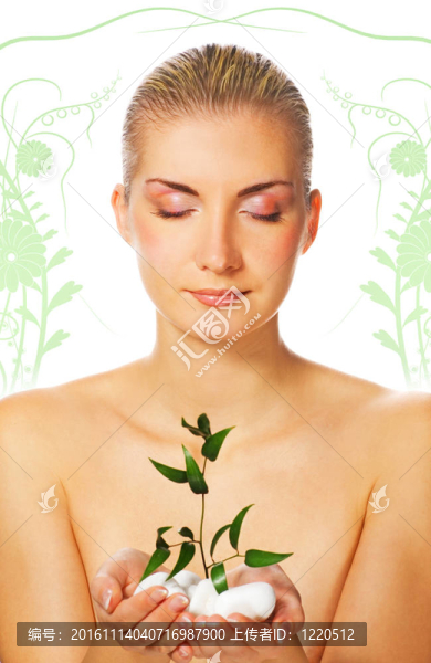 美麗的金發(fā)女孩抱著年輕的植物生長通過石頭