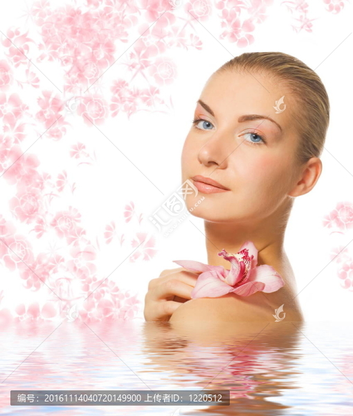 美麗的金發(fā)女孩與蘭花花反映在渲染水