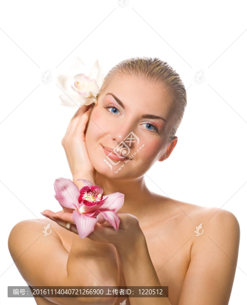 美麗的女孩手里拿著兩朵蘭花