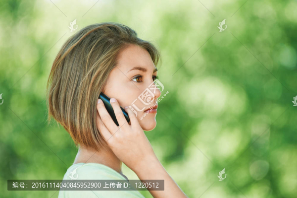 年輕女子說(shuō)話電話