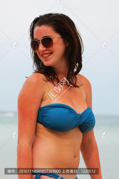 在泰國(guó)的海灘上的女人。