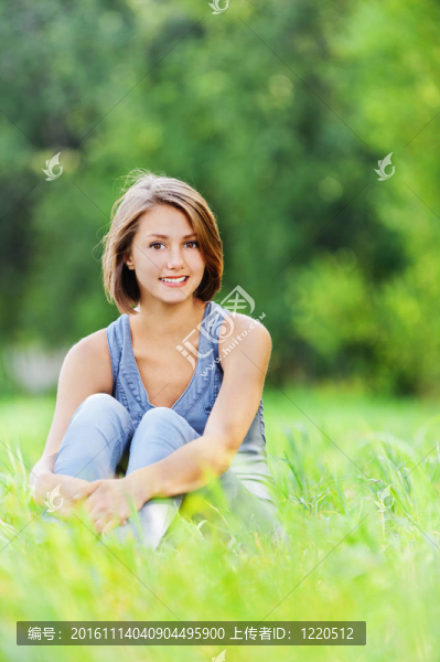 年輕女子坐在草地上