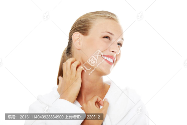 年輕漂亮的女人劃傷自己。