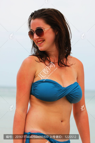 在泰國的海灘上的女人。