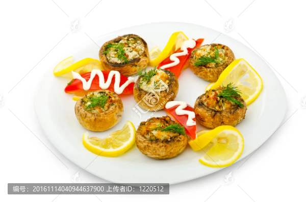 在盤子里供應(yīng)的蘑菇