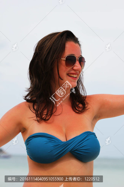 在泰國的海灘上的女人。