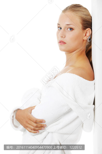 在浴袍的年輕漂亮的女人。