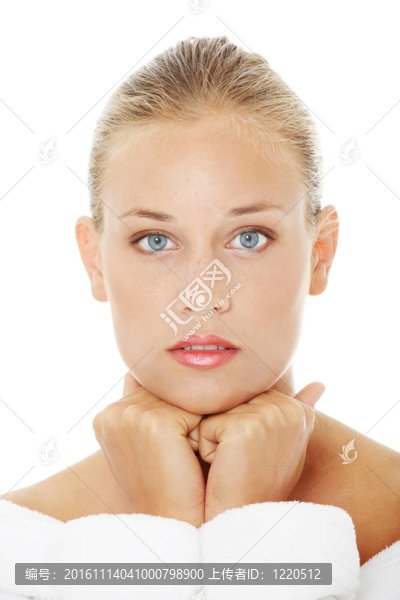 在浴袍的年輕漂亮的女人。