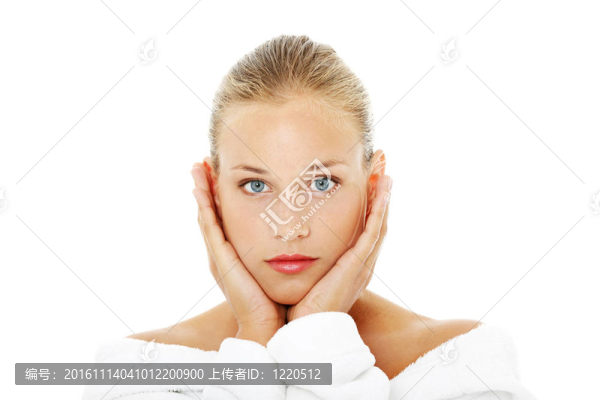 在浴袍的年輕漂亮的女人。